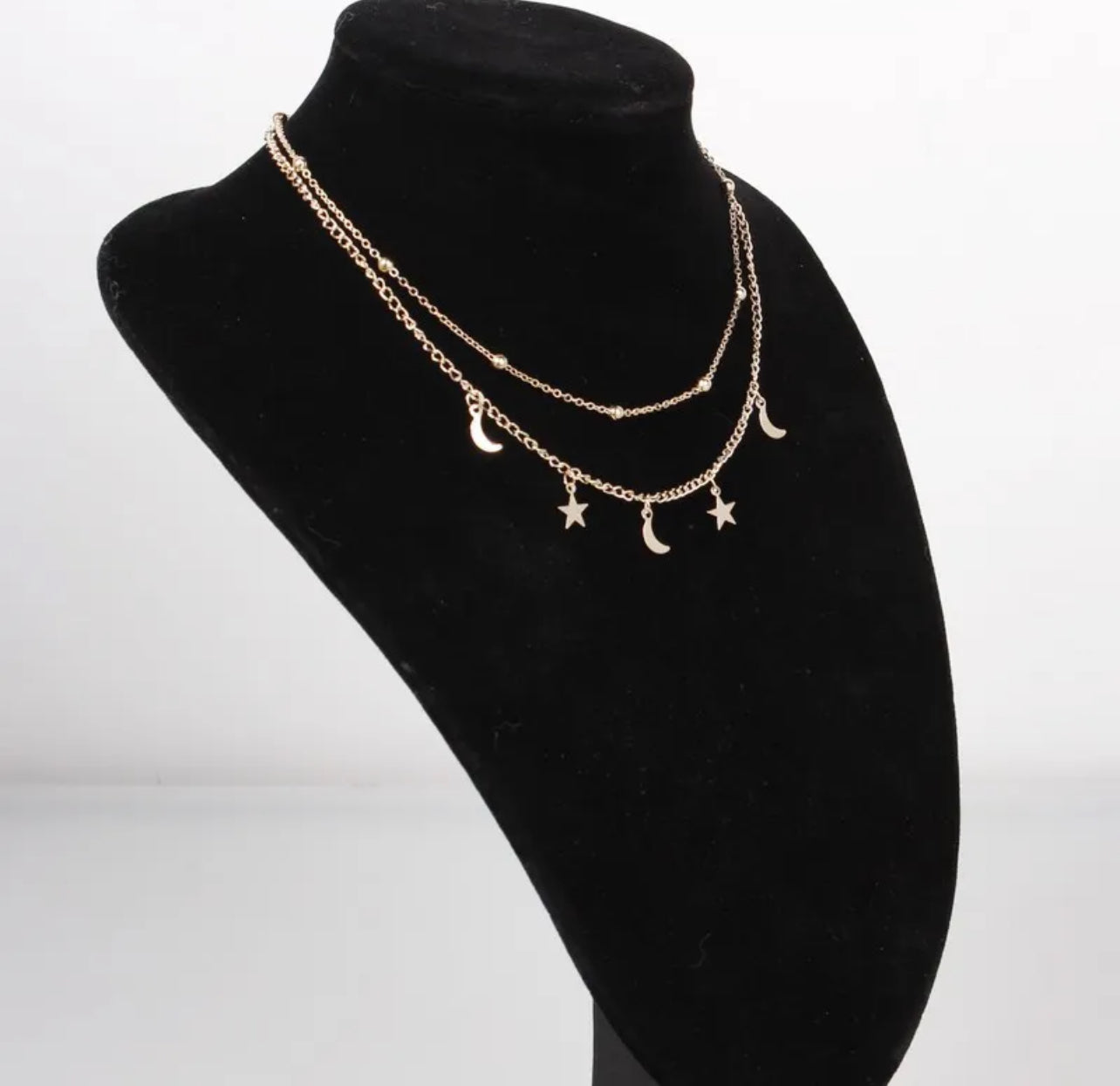 Collar doble de estrellas y lunas